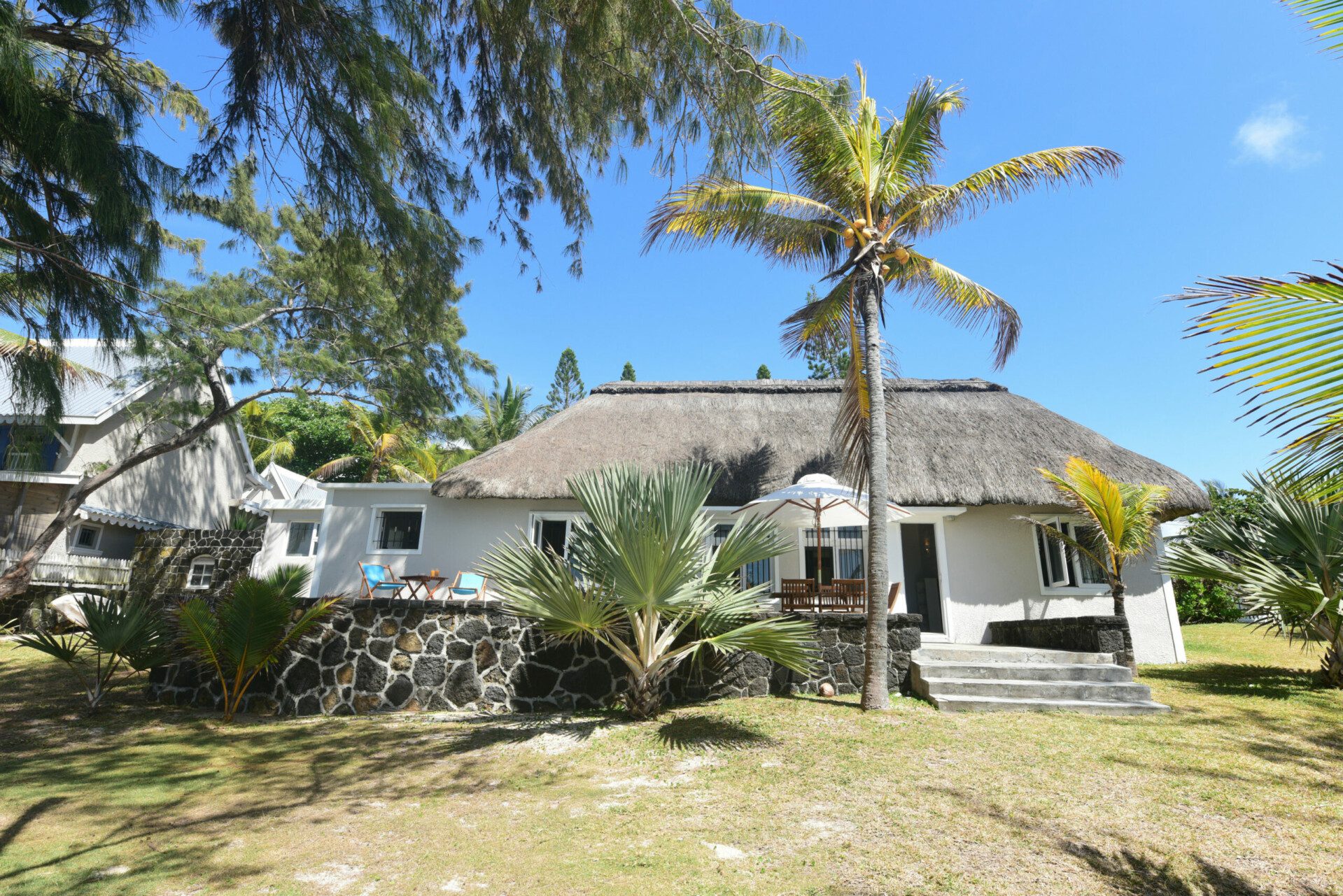 Veloutier Beachfront Villa 2 scaled