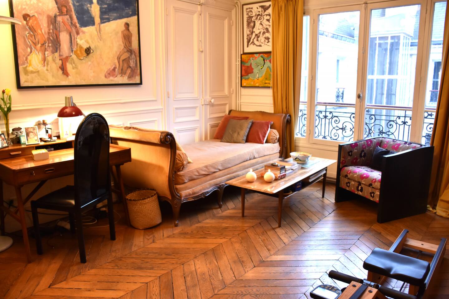 Luxury apartment Rue de Paradis Paris 10th – study room with day bed and coffee table