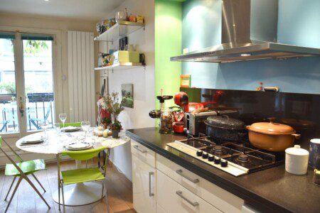 Luxury apartment Rue de Paradis Paris 10th – fully equipped kitchen with gas hob