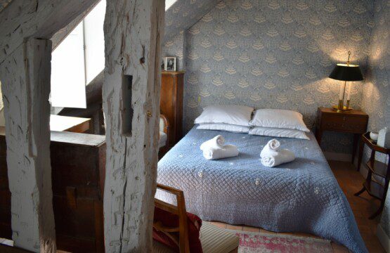 Luxury studio Rue Saint-Honoré Paris 1st – bedroom with double bed and exposed beams