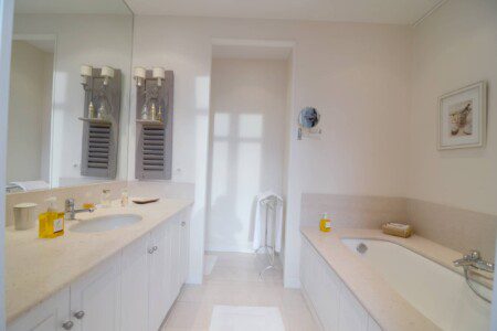 Luxury apartment near Champs-Élysées Paris – full view of second bathroom with bathtub