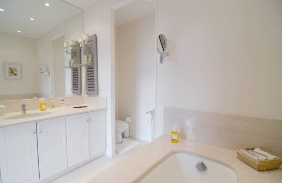Luxury apartment near Champs-Élysées Paris – second bathroom with bathtub and vanity