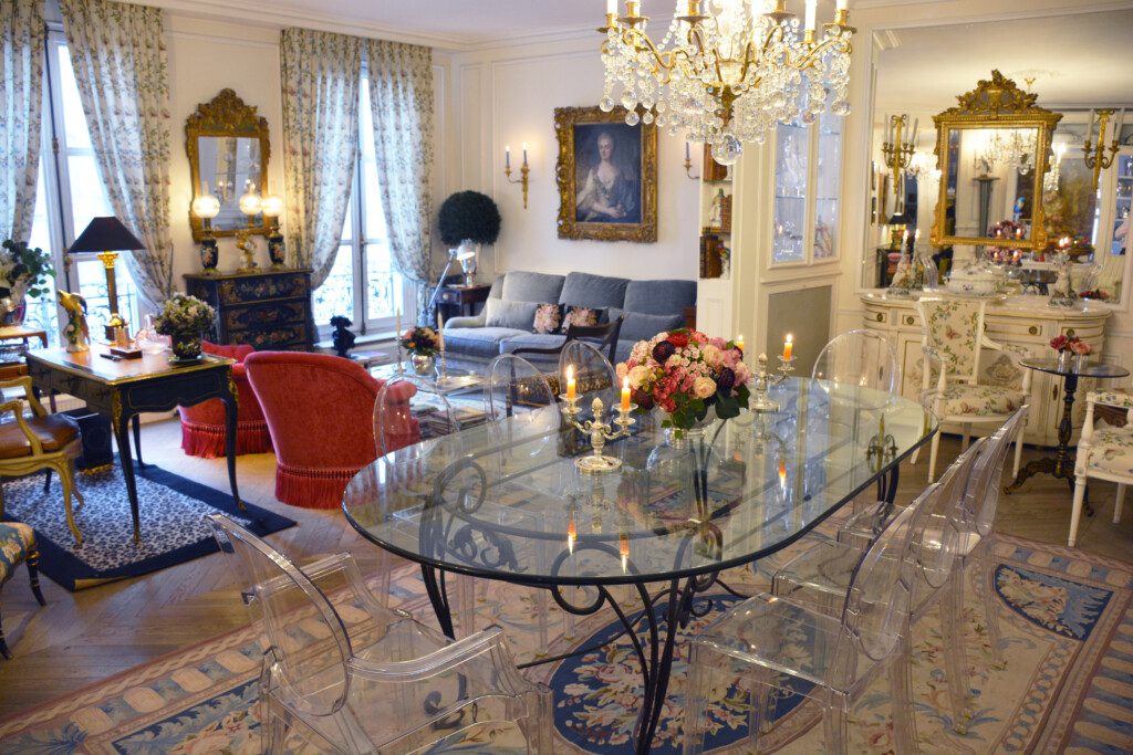 Luxury duplex near Eiffel Tower Paris – grand salon and dining area with glass table and crystal chandelier