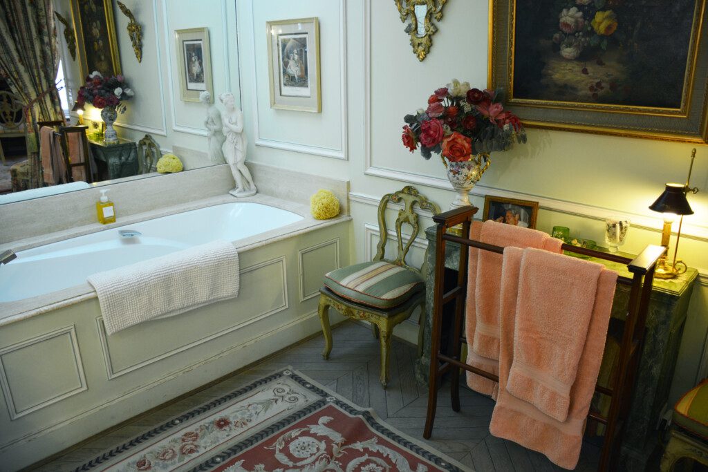 Luxury duplex near Eiffel Tower Paris – second bathroom with bathtub and original artwork