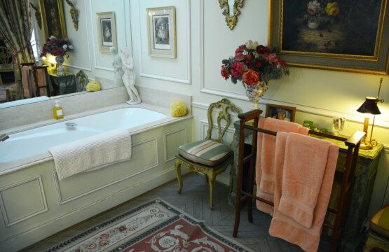 Luxury duplex near Eiffel Tower Paris – second bathroom with bathtub and original artwork