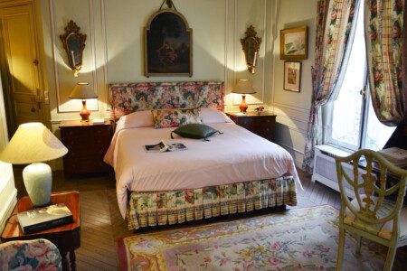 Luxury duplex near Eiffel Tower Paris – Master bedroom with floral headboard and checked curtains