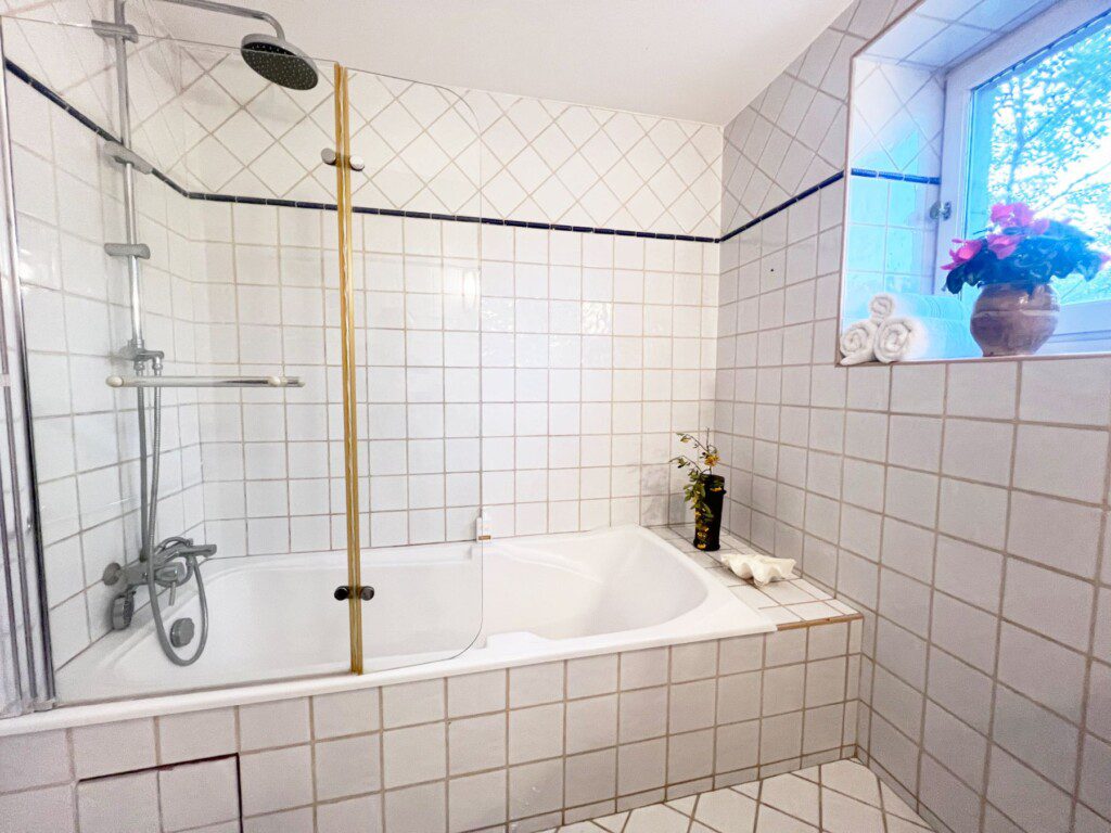 Les Oliviers Bathtub 2024