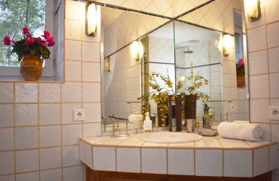 Les Oliviers Main Bathroom Sink