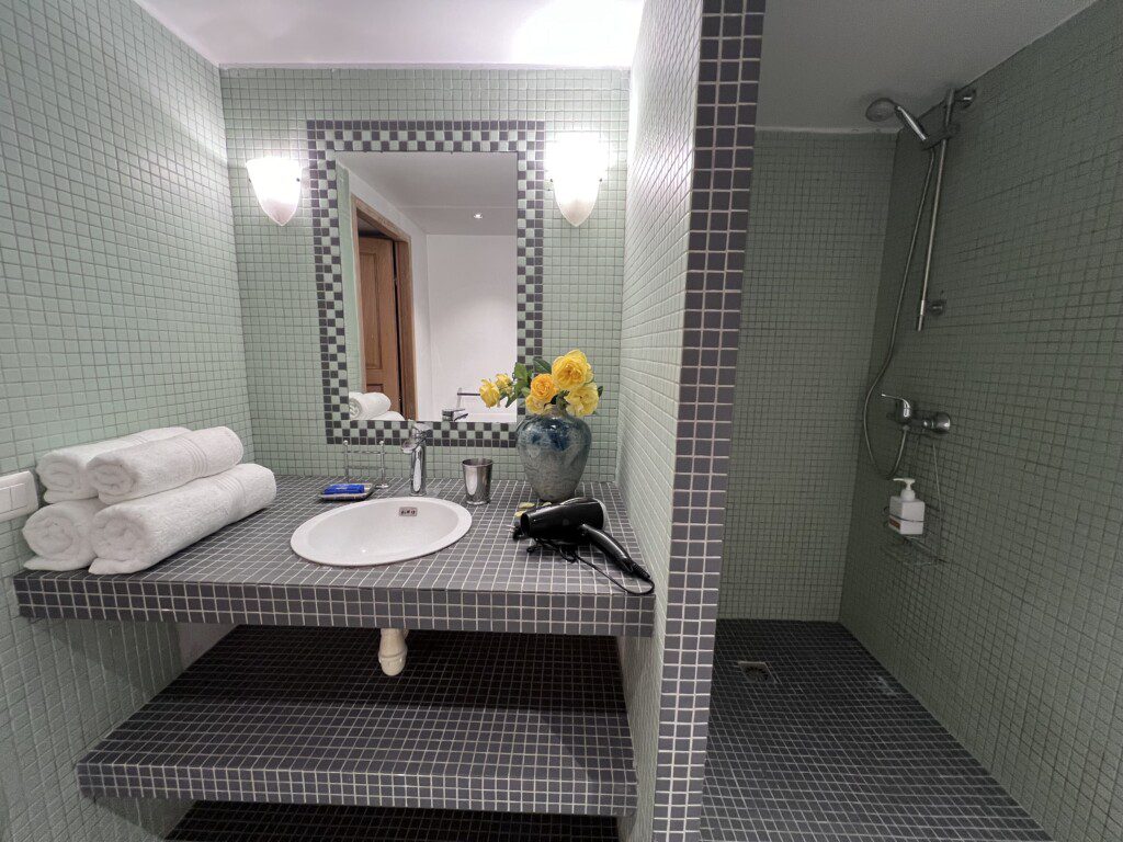 Les Oliviers Walk in Shower and Sink