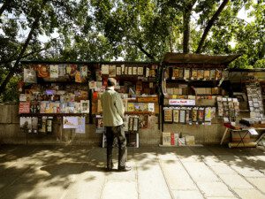 BOOKS STAND ALONG THE SEINE RIVER 980x735