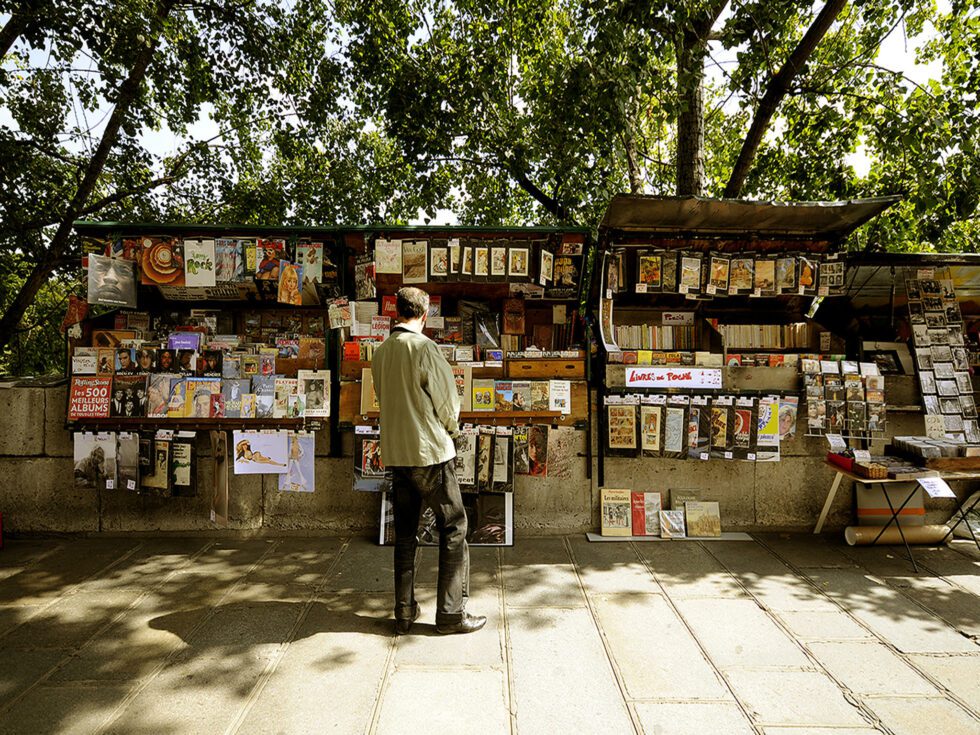 BOOKS STAND ALONG THE SEINE RIVER 980x735