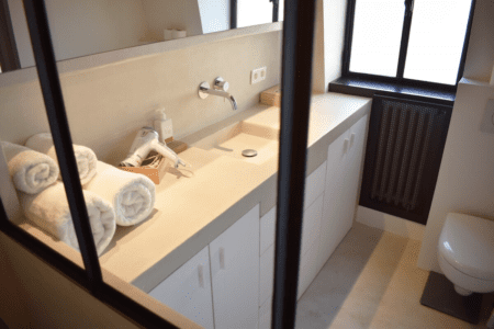 Artist loft Paris – full bathroom with walk-in shower and window